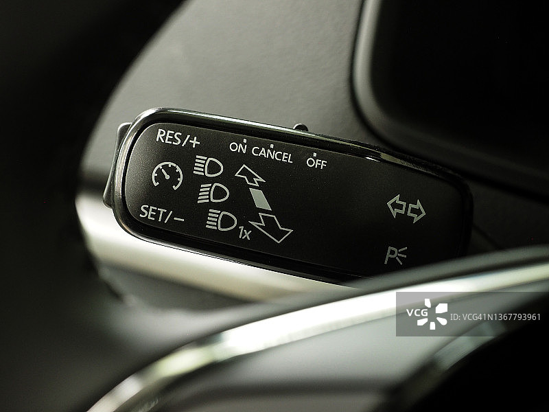 舒适的手柄控制车灯，巡航控制和转向信号内部的新型现代汽车。时尚沙龙。多轴。图片素材