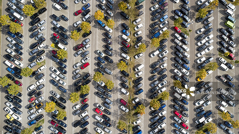 停车场上的大群汽车，鸟瞰图图片素材