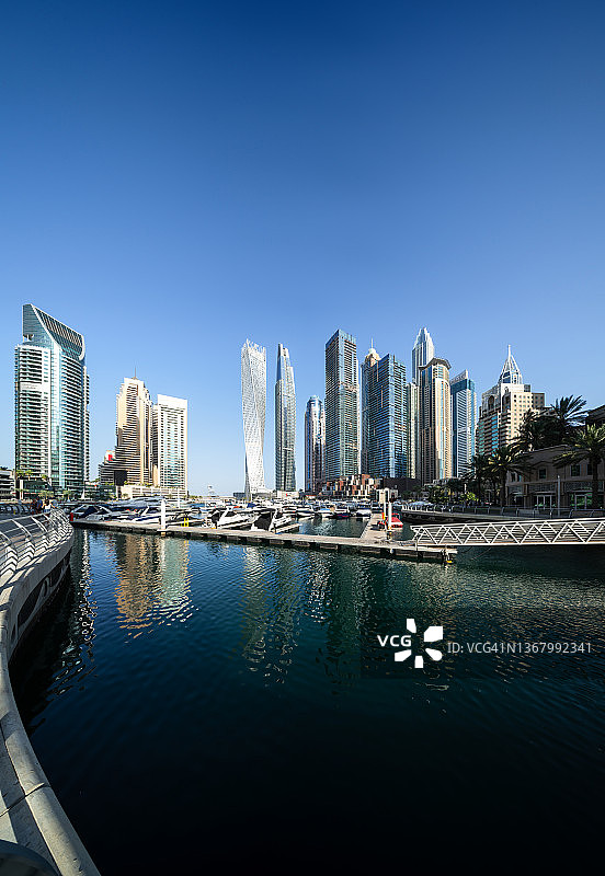 迪拜码头的城市天际线和现代摩天大楼。图片素材