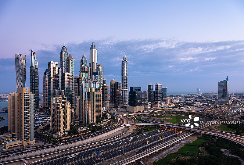 迪拜码头的城市天际线和现代摩天大楼在日出。图片素材