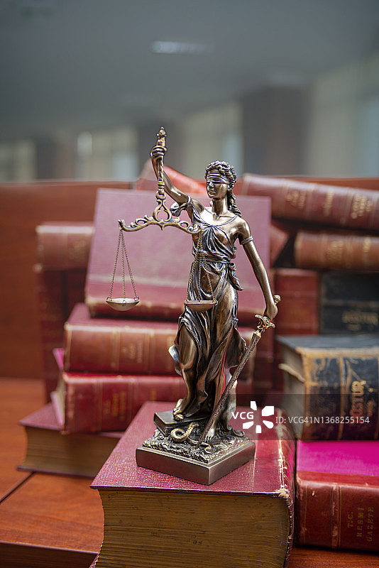 法律书前的正义雕像图片素材