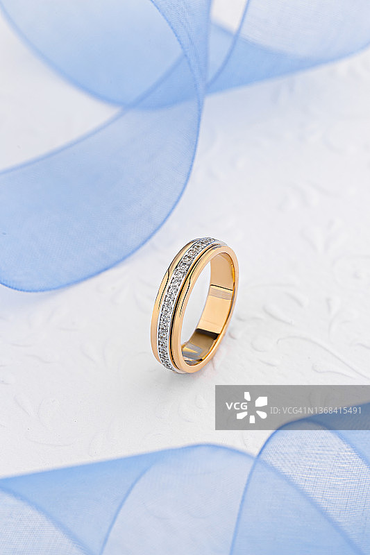 独特设计的结婚戒指在白色和玫瑰金与钻石在白色背景图片素材