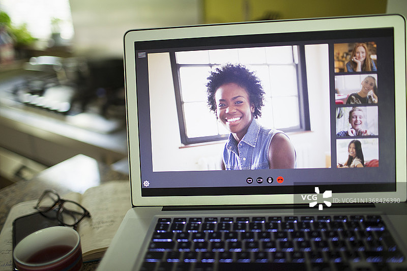 快乐的女朋友在笔记本电脑屏幕上视频会议图片素材