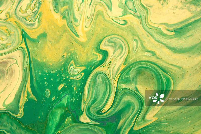 抽象流体艺术背景的绿色和黄色色彩。液体丙烯酸与翡翠梯度和飞溅。图片素材