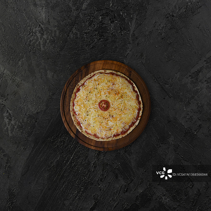 自制玛格丽塔披萨配番茄，马苏里拉奶酪图片素材