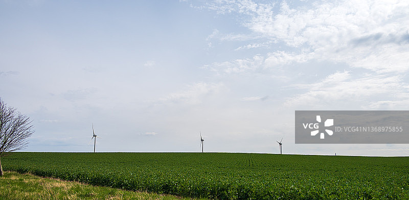 瑞典农田景观中的风力涡轮机图片素材