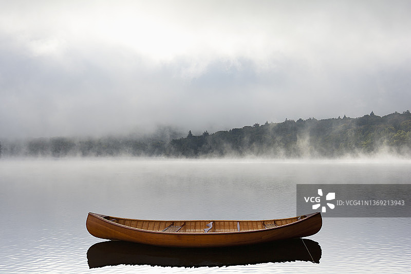 雾中的木舟图片素材