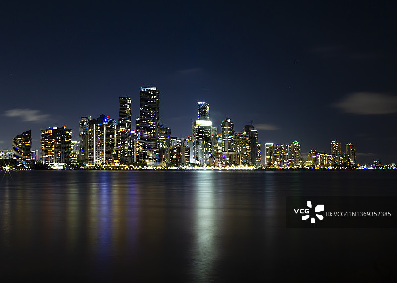 一般景观夜间拍摄迈阿密-布里克/椰子沟/市中心天际线在迈阿密，佛罗里达州，美国。图片素材