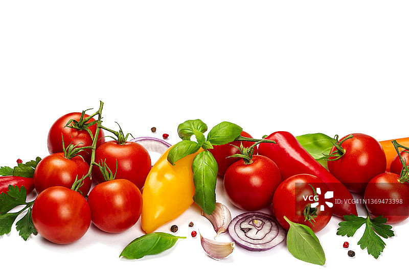 新鲜成熟的蔬菜孤立在白色背景上。白色底色上放蕃茄、罗勒、胡椒、大蒜、洋葱和欧芹。图片素材