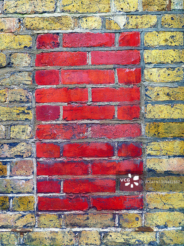 风化和纹理的黄色和红色砖墙在伦敦图片素材