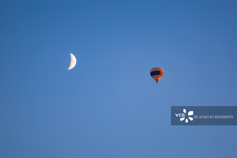 上升的热气球和月亮图片素材