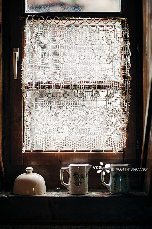 带花边窗帘的窗户，古董罐图片素材