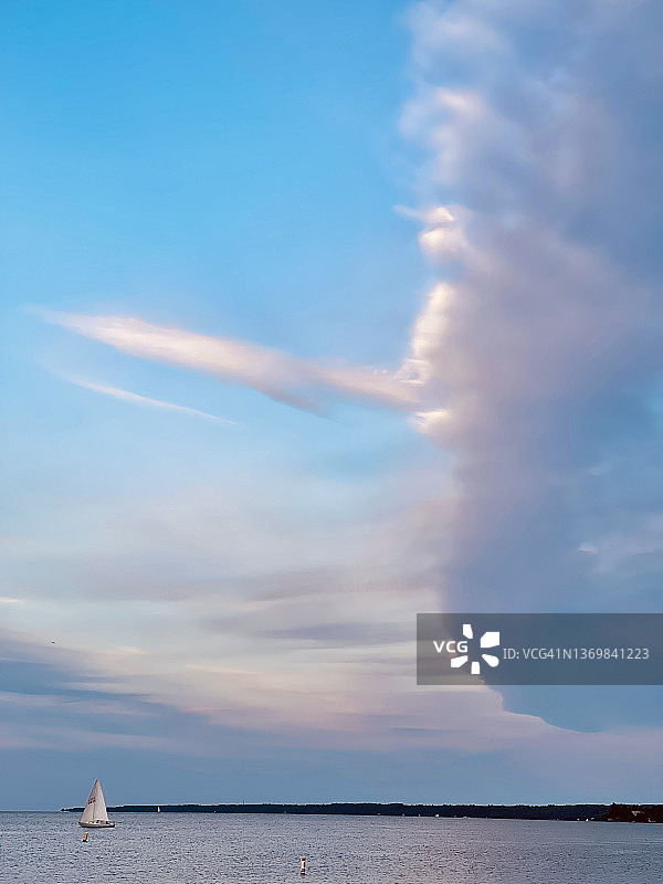 日落的天空和湖上的龙卷风云图片素材
