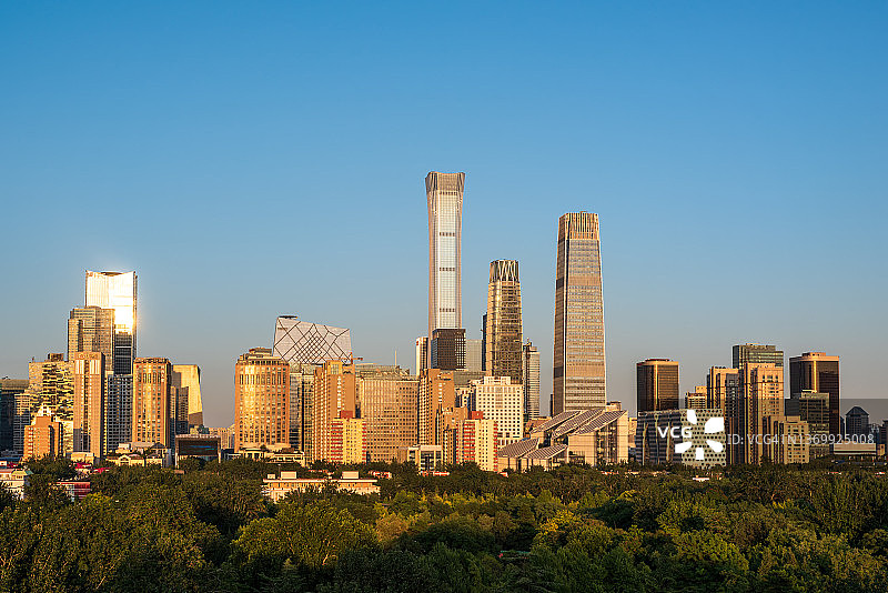 北京的摩天大楼被夕阳照亮图片素材