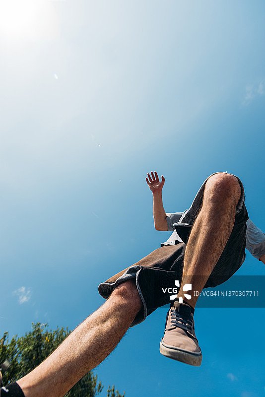 年轻的跑酷男子在滑板公园跳跃图片素材