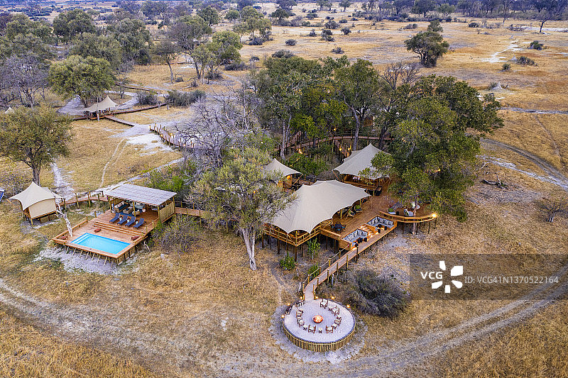 豪华帐篷接待和餐饮区与火坑和游泳池在图鲁迪狩猎营地鸟瞰图，博茨瓦纳图片素材