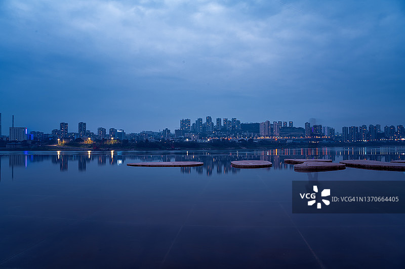 阴天重庆河畔夜景图片素材