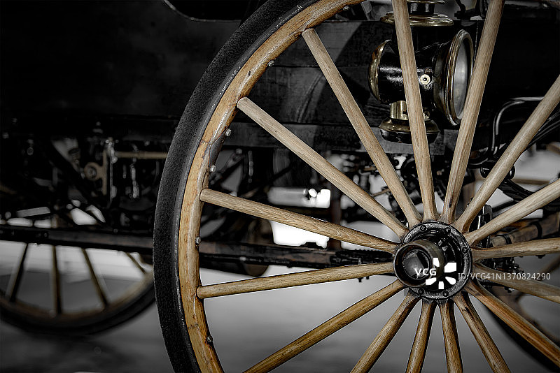 一辆古董车车轮的特写镜头。图片素材