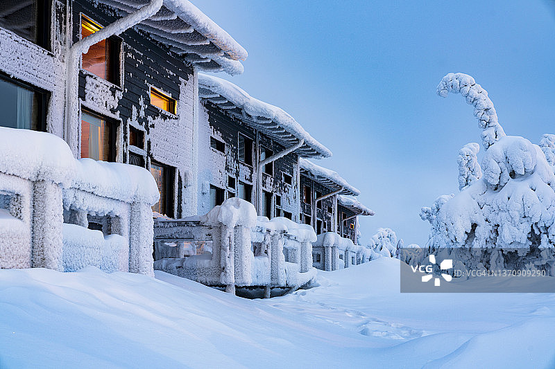 被雪覆盖的传统房屋，拉普兰图片素材