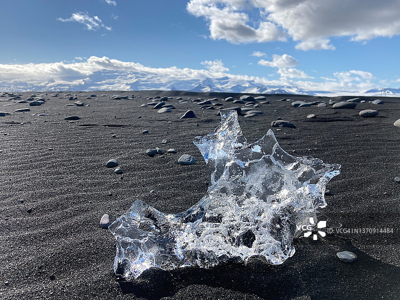 冰岛钻石海滩黑色沙滩上的冰山图片素材