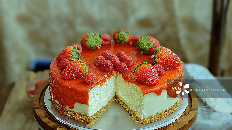 草莓芝士蛋糕。芝士蛋糕配新鲜草莓和薄荷图片素材