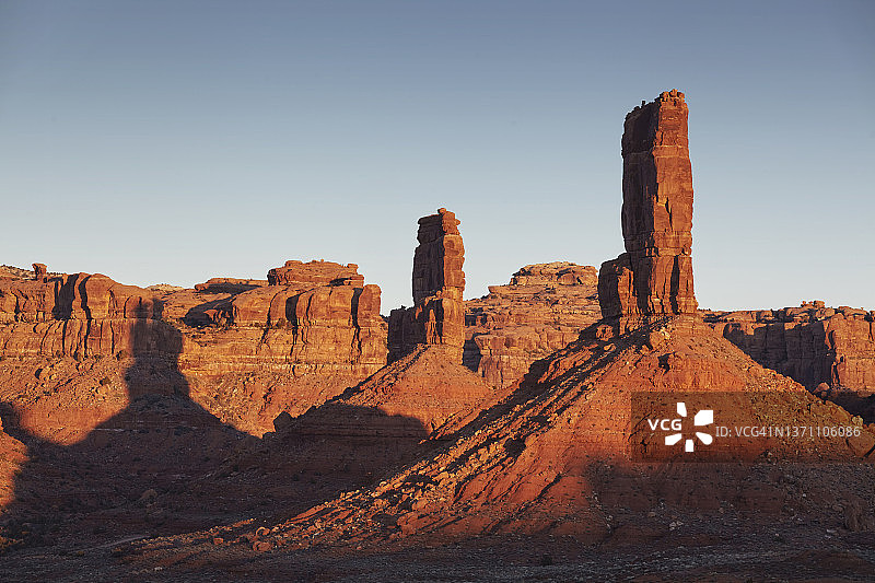 美国犹他州众神谷沙漠景观中的日出图片素材