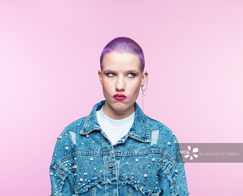 一头紫色短发的年轻女子图片素材