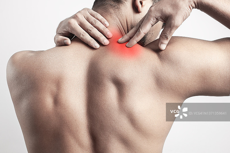 身体疼痛，斜方肌疼痛，肌肉发达的男人显示肩膀肌肉或提上肌受伤图片素材
