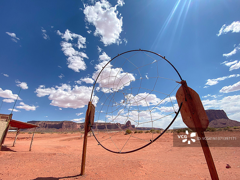 沙漠中央的一个大型捕梦网，背景是纪念碑谷图片素材