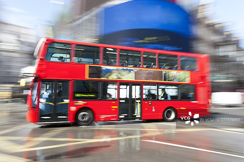 动态模糊红色双层巴士在伦敦皮卡迪利广场图片素材