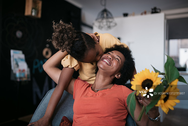 非裔美国母亲和女儿在家庆祝母亲节图片素材