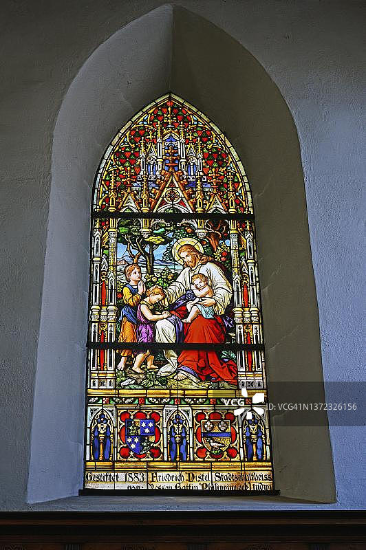 含铅玻璃窗口从1883年与描绘基督,圣尼古拉斯新教教区教堂的圣尼古拉斯Nikolaikirche Isny Allgaeu,巴伐利亚,德国图片素材