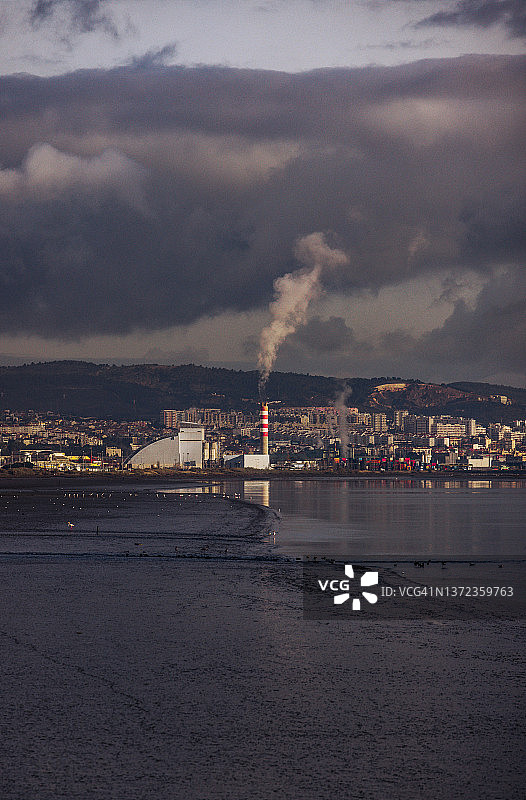 葡萄牙一家发电厂的烟囱里正冒出浓烟，城市的污染，能源生产图片素材