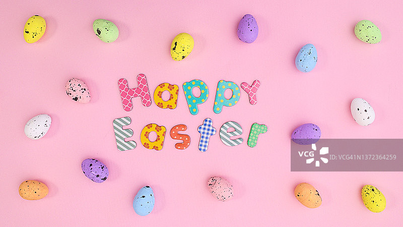 快乐的复活节背景与彩色的鸡蛋和文本在柔和的粉红色主题。创意假日贺卡与复制空间。平躺图片素材