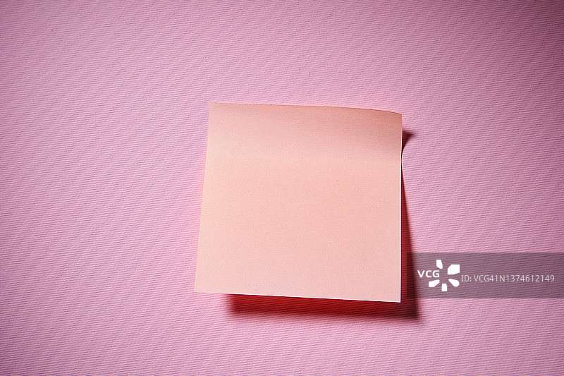 空白的橙色胶粘剂在粉红色的背景上图片素材