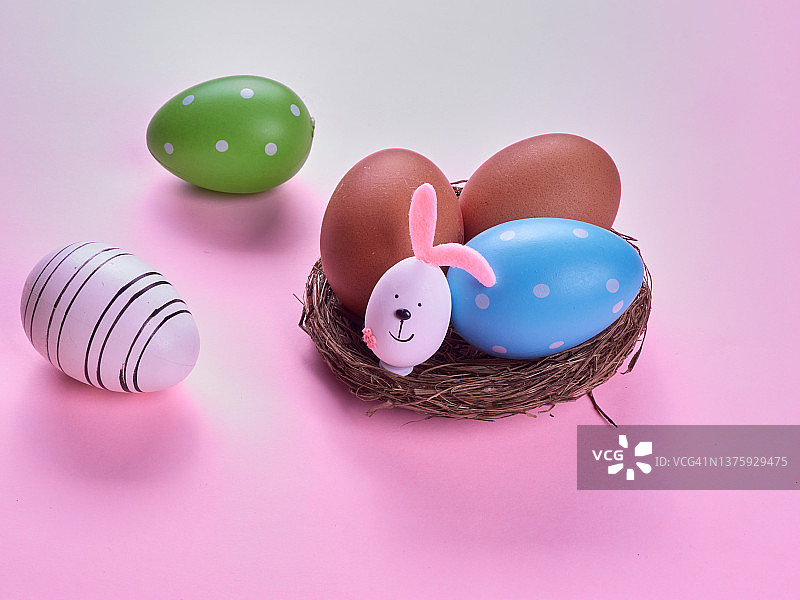 复活节彩蛋在粉红色的背景图片素材