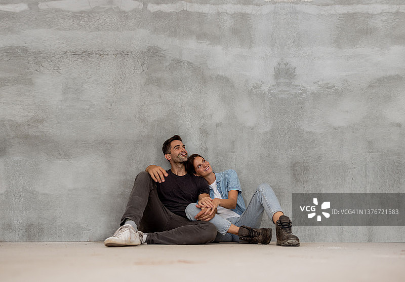 幸福的夫妇在考虑如何装修他们的新房子图片素材