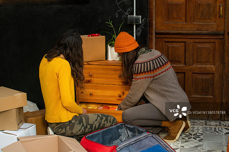 搬家，两个女人在整理行李图片素材