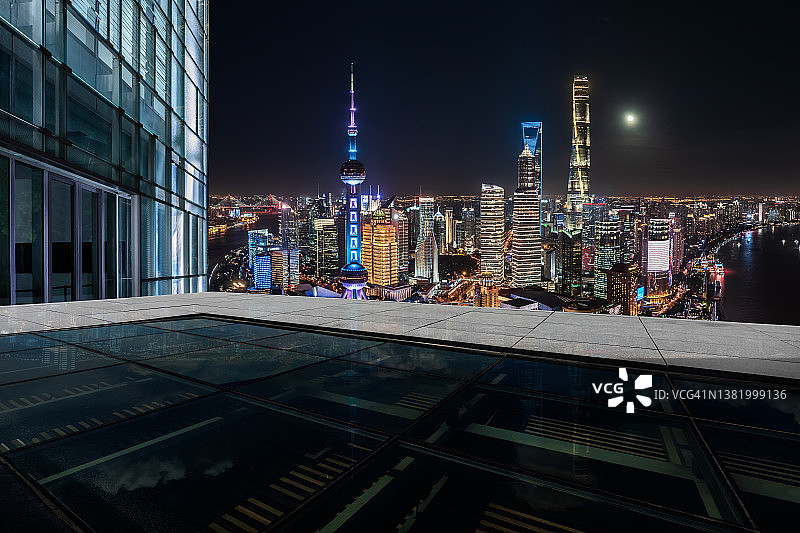 在上海，空荡荡的地板和建筑的天际线图片素材