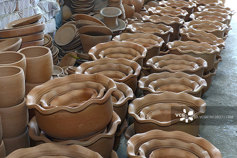成堆的各种陶土花盆。手工制作的陶器。图片素材