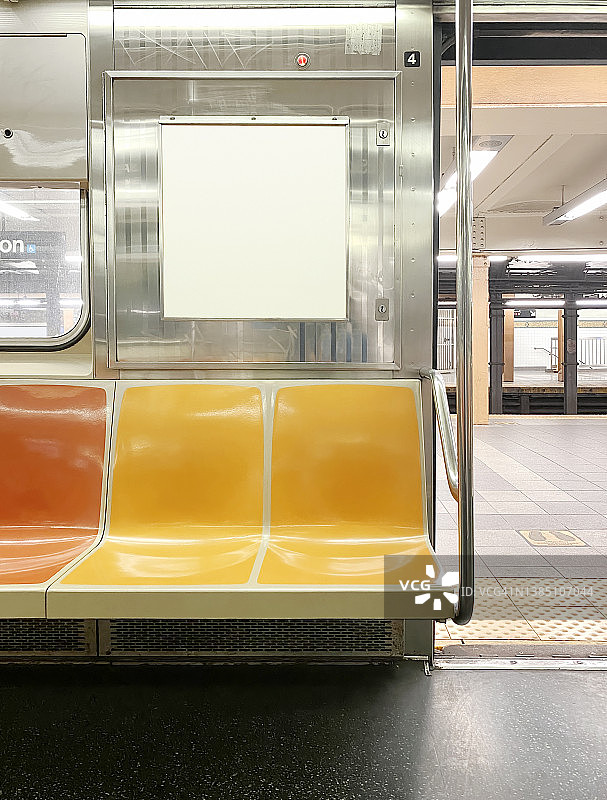 地铁座位和空白广告牌图片素材