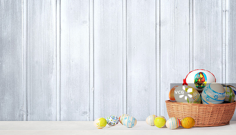 复活节背景与彩色复活节彩蛋在木制背景。图片素材