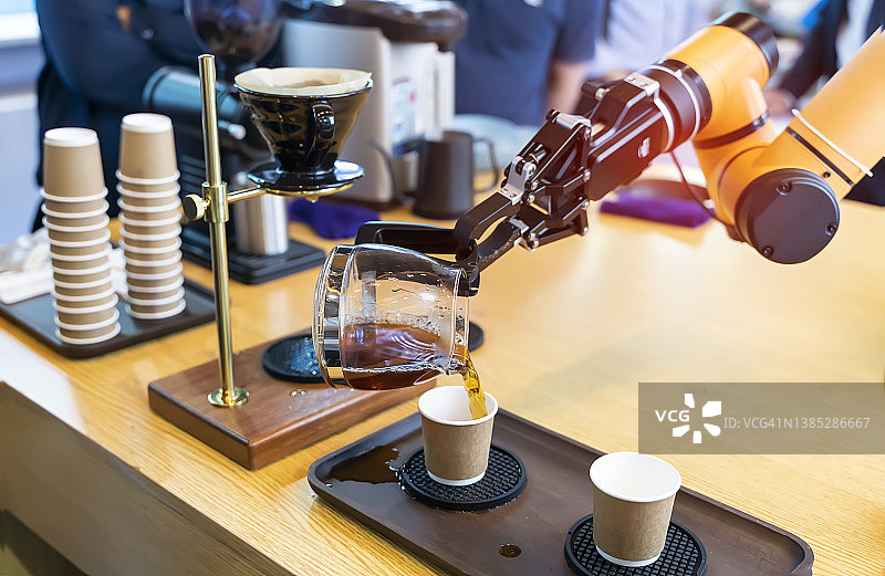 机械臂在咖啡机中准备咖啡图片素材