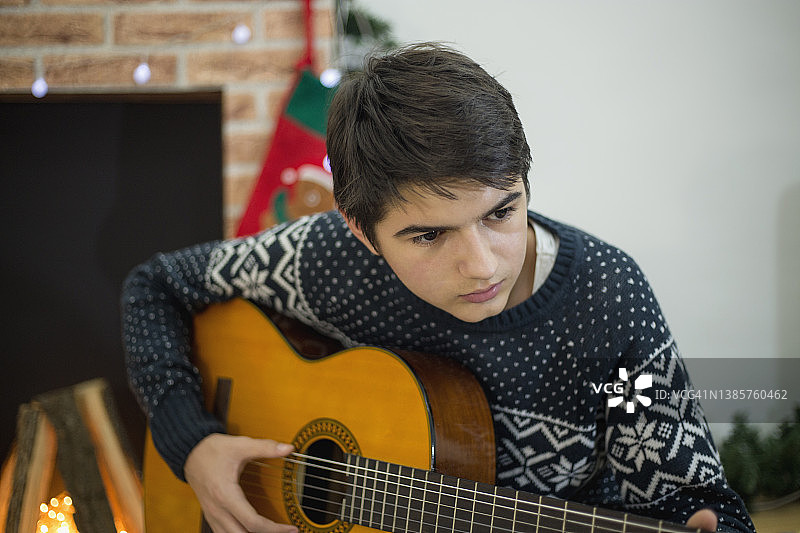 男人在圣诞节弹奏吉他图片素材