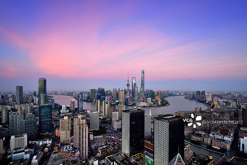 上海天际线日落粉红天空，中国图片素材