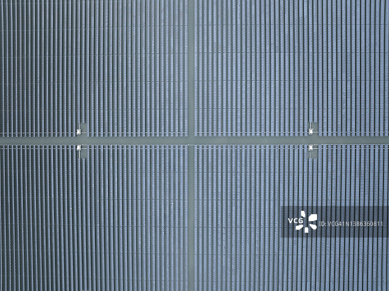 太阳能发电厂鸟瞰图，低饱和度图片素材