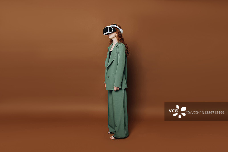 一名戴着虚拟现实头盔的女性使用了技术。图片素材