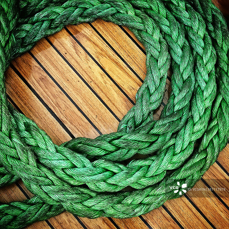 绿绳在木地板背景上图片素材