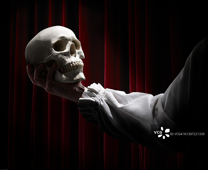 一个演员手中的头骨，悲剧的哈姆雷特。图片素材