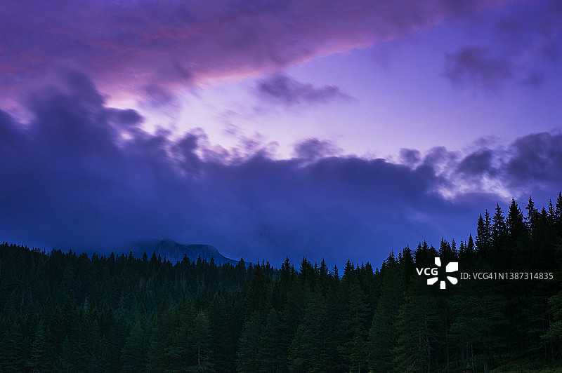 在杜米特国家公园的黑山山中，日落的颜色是紫色的图片素材